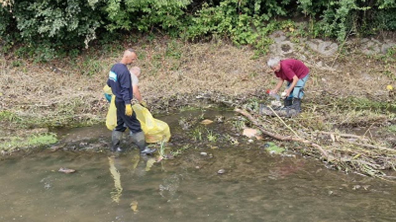Zber odpadkov z potoka  Zber odpadkov z potoka