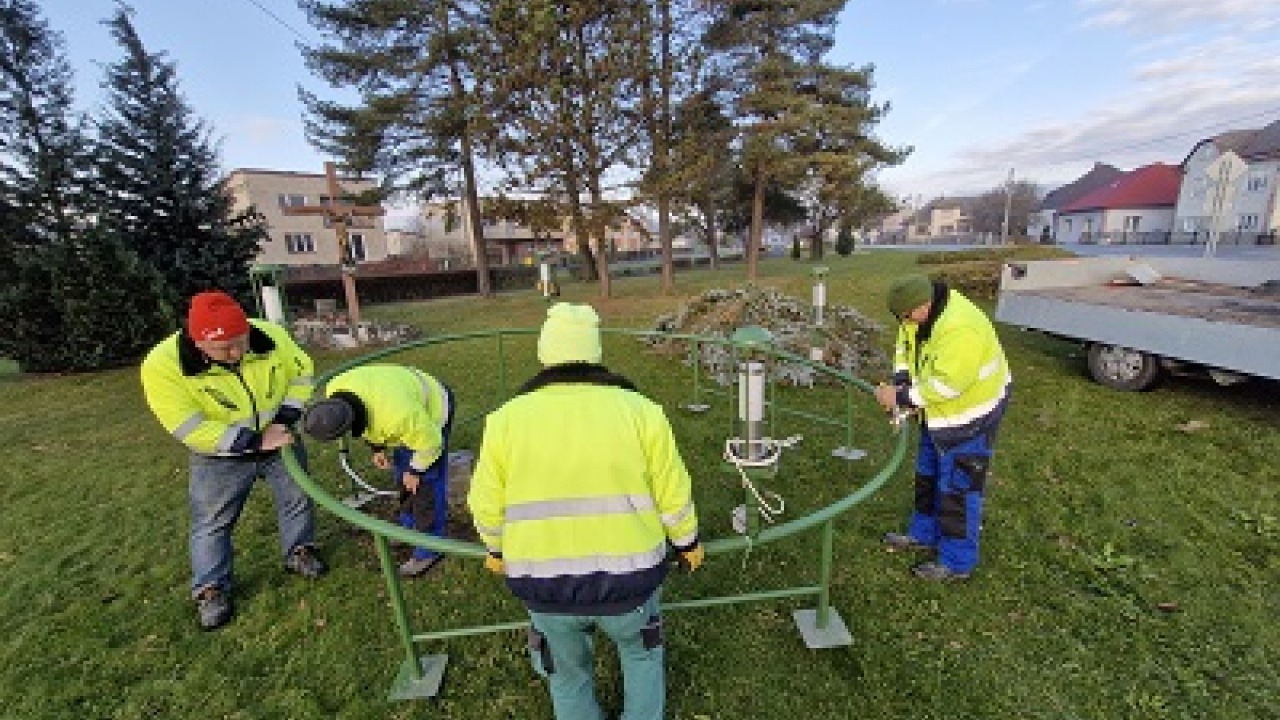 Príprava adventného venca pracovníkmi obecného úradu  Príprava adventného venca pracovníkmi obecného úradu
