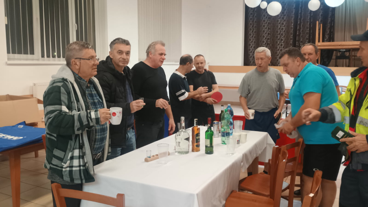 Foto - gratulácia Starosta obce spoločne so Stolnotenisovým oddielom gratulovali zástupcovi starostu k jeho okrúhlemu život.jubileu Foto - gratulácia Starosta obce spoločne so Stolnotenisovým oddielom gratulovali zástupcovi starostu k jeho okrúhlemu život.jubileu