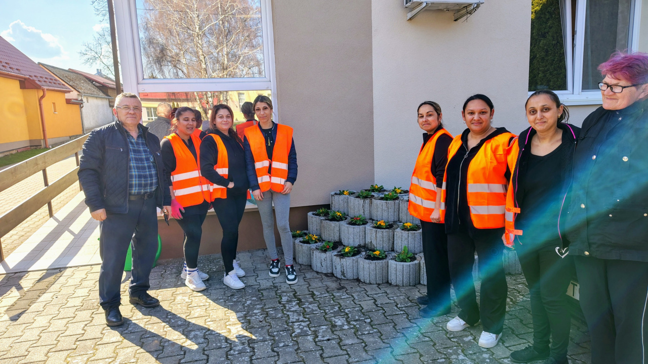 Jarná výsadba kvetov v priestoroch Obecného úradu Jarná výsadba kvetov v priestoroch Obecného úradu